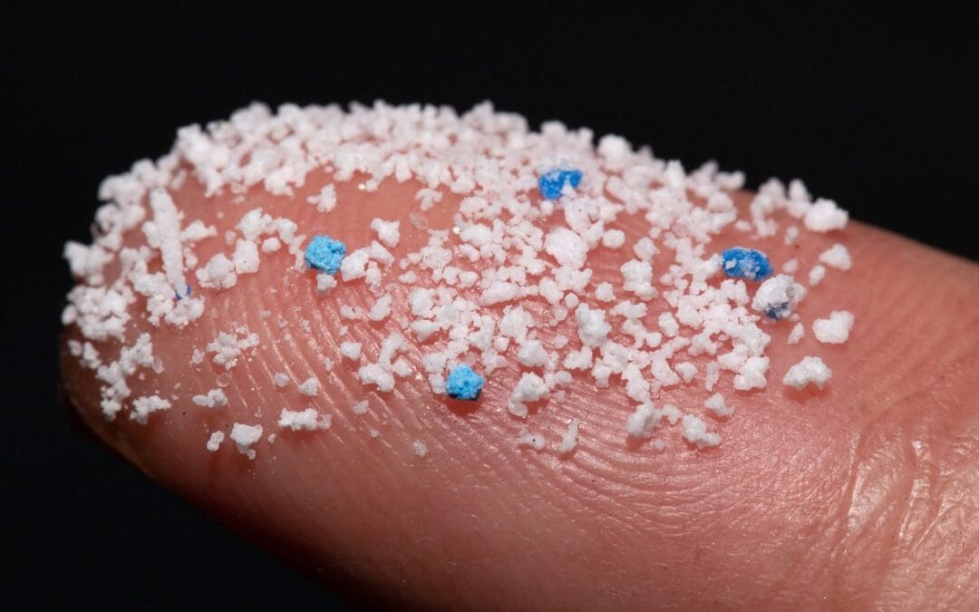 Cómo los microplásticos pueden interferir en la curación de heridas: evidencia desde la biología molecular